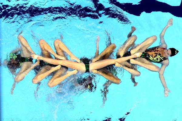 El equipo estadounidense de natación sincronizada ejecuta su ejercicio de la rutina libre por equipos de los Campeonatos del Mundo de natación.