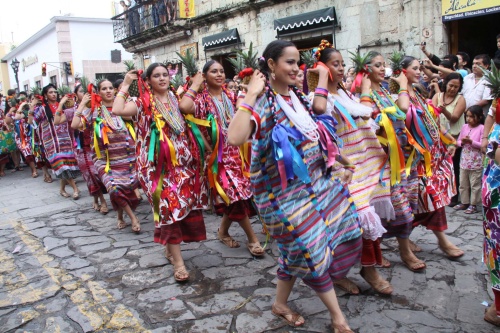 El Lunes del Cerro, conocido internacionalmente como Guelaguetza, contará con la participación de hombres y mujeres provenientes de las ocho regiones económicas del estado.