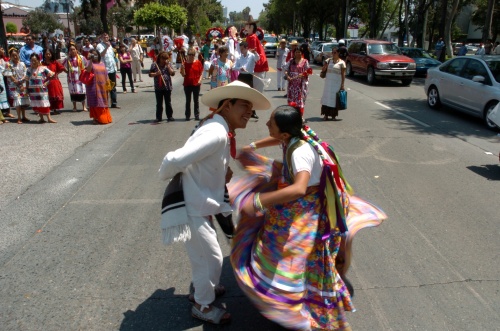 El evento es un encuentro étnico en el que hombres y mujeres provenientes de todo el estado muestran sus danzas, su música y tradiciones.