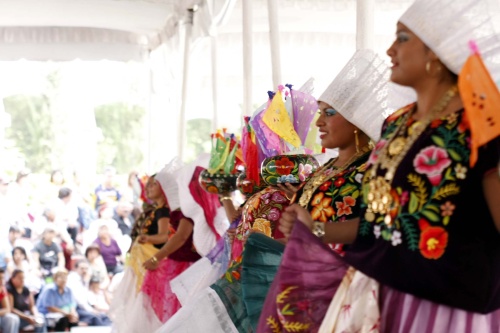 Con la participación de las Chinas Oaxaqueñas, las Guelaguetzas oficial y magisterial iniciaron su programación en el tradicional Lunes del Cerro.