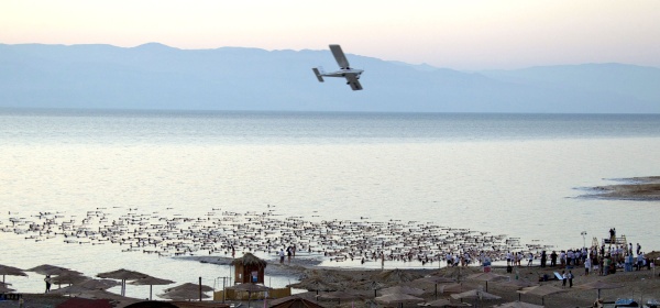 'Amo Israel y hago esto por salvar el Mar Muerto, que en cincuenta años podría desaparecer', dijo más tarde a la prensa el creador neoyorquino, que destacó que se trata del 'único país de Oriente Medio donde se puede efectuar este trabajo'.