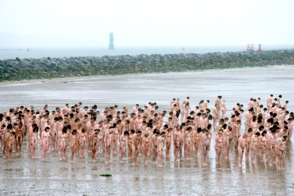 Tunick pidió a los voluntarios, en su mayoría jóvenes, que se pusieran de espaldas, en dirección a la costa jordana, y luego que recrearan la inevitable instantánea turística flotando de espaldas a más de cuatrocientos metros bajo el nivel del mar.