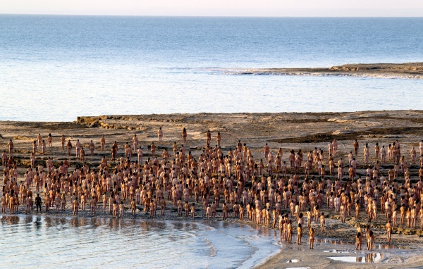 La sesión comenzó con un cuidadoso chapuzón multitudinario en el mar, cuya alta concentración en sal hace que los cuerpos floten sin esfuerzo.