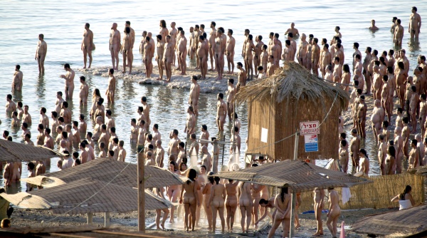 'Esta mañana vosotros también sois artistas', dijo Tunick a los participantes cuando la oscuridad de la noche todavía inundaba la playa, situada cerca de la localidad de Ein Gedi.