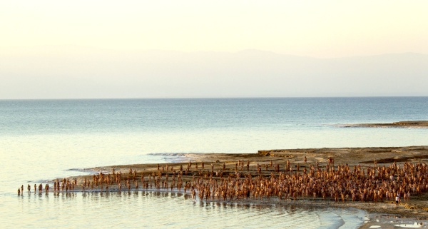 El artista estadounidense Spencer Tunick, famoso por sus retratos de desnudos colectivos, fotografió a un millar de personas sin ropa y a la luz del amanecer en la orilla israelí del Mar Muerto, el lugar más bajo del planeta.