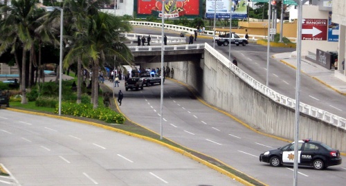 La policía encontró 35 cadáveres, 23 hombres y 12 mujeres, abandonados en dos camiones de carga en una avenida del municipio de Boca del Río.