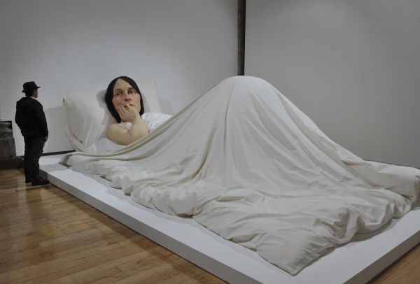 Mueck (Melbourne, 1958), que cuenta en su carrera con colaboraciones en el cine como los efectos especiales de la película 'Dentro del laberinto' (1986), es hijo de fabricantes de juguetes y se acercó al arte de forma autodidacta desde niño.