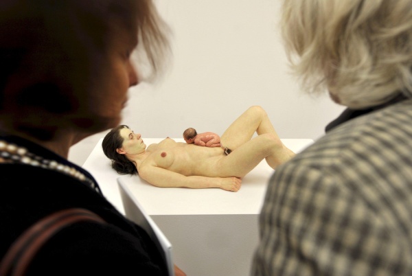 El hiperrealismo que caracteriza la escultura del artista australiano Ron Mueck podrá ser apreciado por primera vez en Ciudad de México.