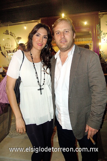 Mónica y Francisco disfrutaron de la gran inauguración de panadería gourmet.