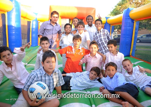 Juan Pablo, hermano de Sofi, junto a grupo de amiguitos en el festejo.