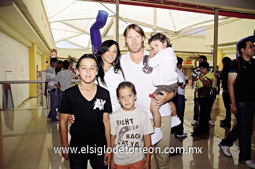 Alejandra de Benedetich y Néstor Benedetich con sus hijos Brian, Matías y Tomás.