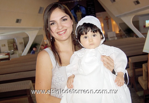 Grethel Romo con la pequeña Valentina.