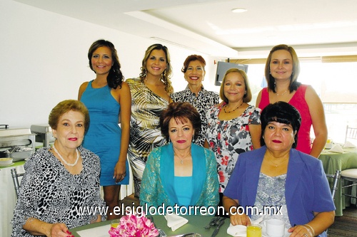 Festejo prenupcial. Rachel Montelongo, María de Montelongo, Carmen de Cázares, Carmen de Arroyo, Micaela de Arroyo, Claudia de Rueda y Arcelia de la Cruz acompañaron a la guapa novia.