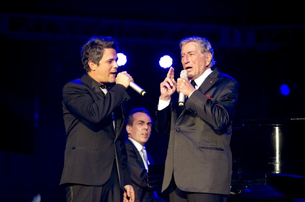 Con la presentación de un dúo entre leyenda del jazz Tony Bennett y Alejandro Sanz, la décima edición de Las Lunas condecoró a lo mejor de los espectáculos en vivo.