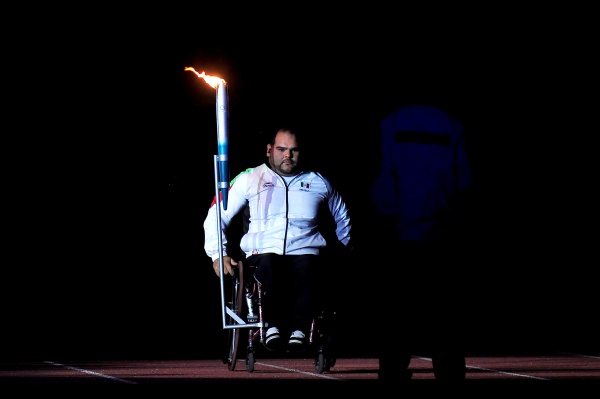 Jesús Castillo, de levantamiento de pesas, fue el primer relevo de la Antorcha Panamericana.