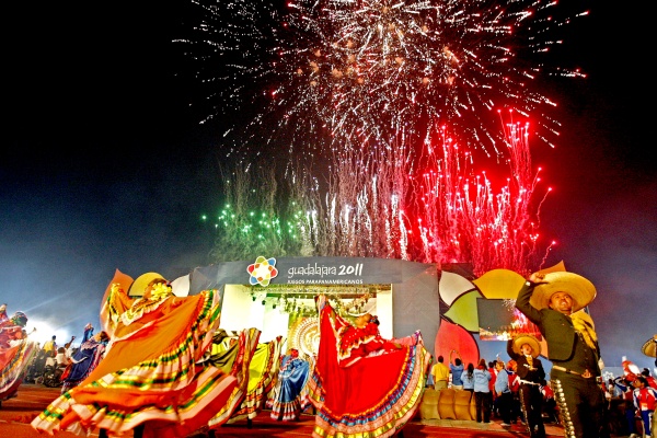 Ante una lluvia de fuegos artificiales, la música del mariachi, bailes regionales y con el grito de 'Viva México', 'Viva América', el presidente del Comité Paralímpico de las Américas, Octavio Londoño, dio inicio a la ceremonia de inauguración de los Juegos Paraparamericanos Guadalajara 2011.