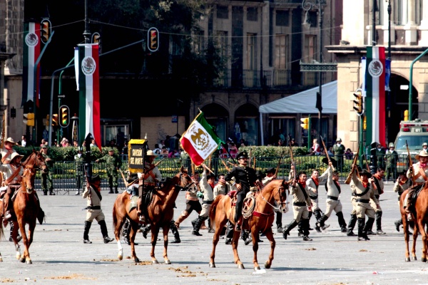 Para cerrar el desfile, en el que participaron militares, policías de la capital del país y del Estado de México, así como la Asociación Nacional de Charros, entre otros, un escuadrón aéreo iluminó un despejado cielo azul con los colores de la Patria. El parte final fue 'sin novedad'.