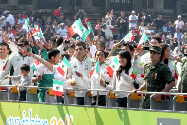 En el desfile también se vieron dos turibuses con 56 atletas mexicanos que destacaron en los Juegos Panamericanos de Guadalajara 2011.