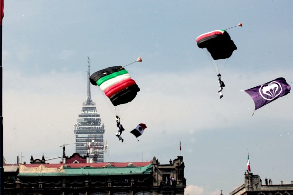 El grupo que causó más admiración fue el de paracaidistas, que desde una gran altura descendió formando figuras en el cielo y ondeando la bandera nacional hasta llegar al centro de la plancha del Zócalo, donde una nube de humo con los colores patrios los recibió.