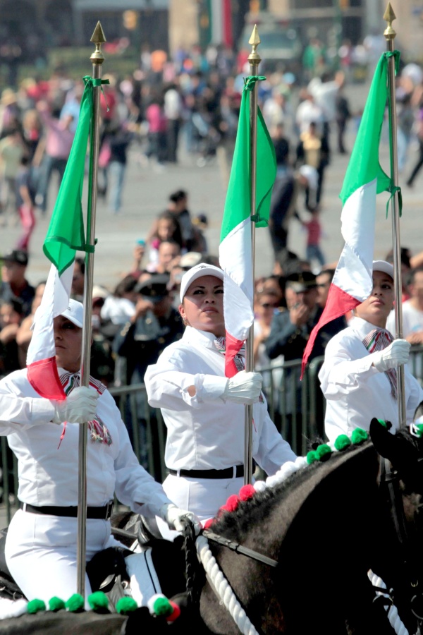 El galope de la caballería que llegaba por la Avenida 20 de Noviembre al Zócalo retumbaba en el pavimento y estremecía los corazones de los asistentes nacionales y extranjeros reunidos para conocer un poco más de la historia de México.