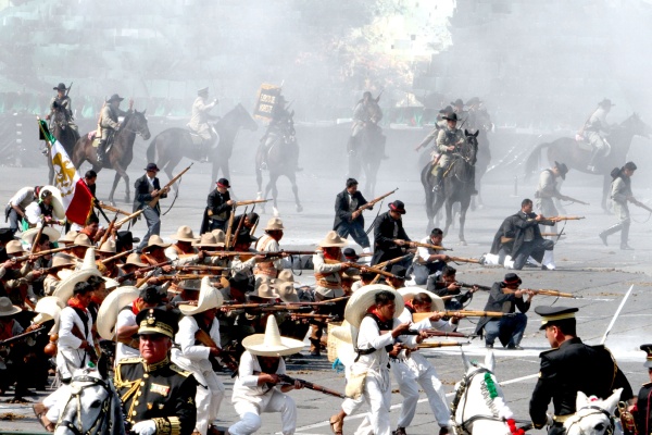 La locomotora 279 de Ferrocarriles Nacionales de México, colocada a un costado de la plancha del Zócalo, dio fe de batallas emprendidas por las fuerzas del traidor Victoriano Huerta contra los ejércitos revolucionarios del sur, encabezados por Emiliano Zapata, y de los Dorados del Norte dirigidos por Francisco Villa.