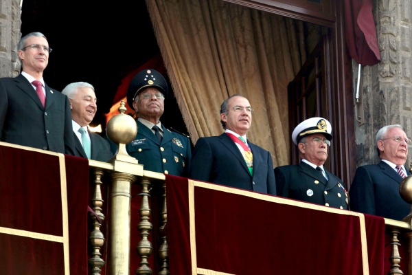 Desde el balcón central de Palacio Nacional, el presidente Felipe Calderón e invitados especiales pudieron apreciar cada uno de los pasajes de la lucha armada representada por militares, quienes disfrazados de los héroes revolucionarios, confederados y adelitas, llenaron de color la Plaza de la Constitución.