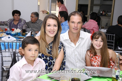 Lalito Moreno, Vicky de Moreno, Eduardo Moreno y la pequeña Stephy Moreno.