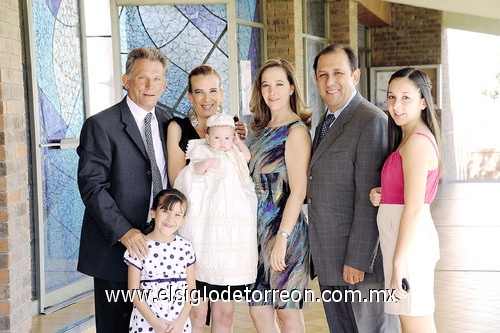 Rogelio Ramírez Cabarga recibió el Sacramento del Bautismo.  Rogelio Ramírez Cabarga el día de su bautismo junto a sus papás Rogelio Ramírez Garza y María Pilar Cabarga de Ramírez, su hermanita María José Ramírez Cabarga, sus padrinos Estifer del Carmen González de Lozoya y Mario Lozoya Díaz Vélez, y Andren Lozoya González.