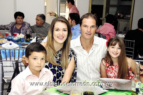 Lalito Moreno, Vicky de Moreno, Eduardo Moreno y la pequeña Stephy Moreno.