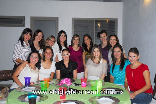 Claudia y Alejandra durante el festejo de canastilla que les fue organizado, rodeadas de un grupo de amigas en común.