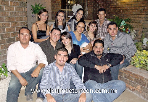 Los novios junto a un grupo de amigos asistentes al festejo.