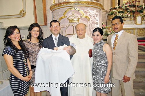 El pequeño Miguel Alonso Alfaro en compañía de sus padres Miguel Alonso y Lorena Alfaro; sus padrinos Sandra Alfaro, Guillermo Alfaro y Viridiana Alonso; y el párroco Carlos Amado Lorca.