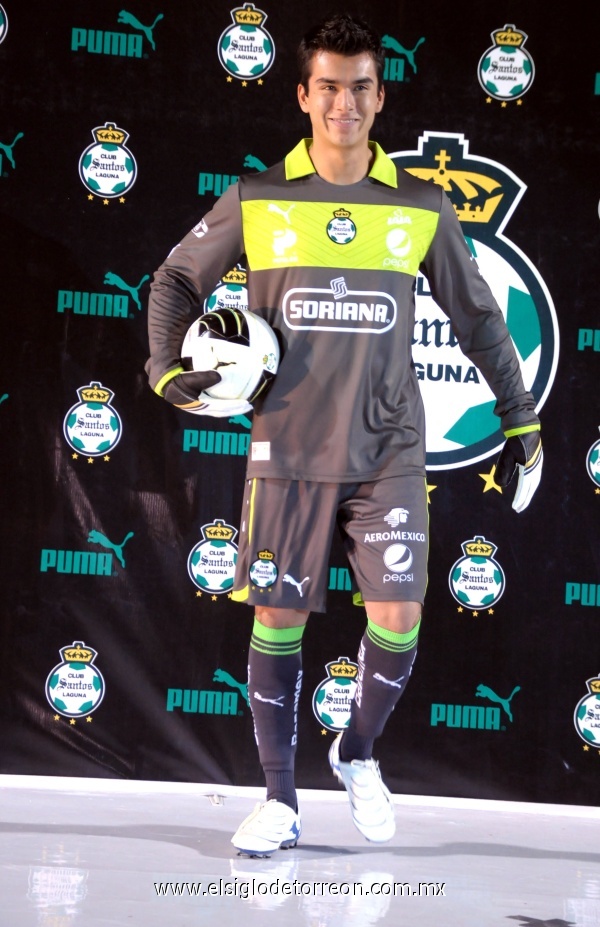 El segundo uniforme del portero también luce novedoso.