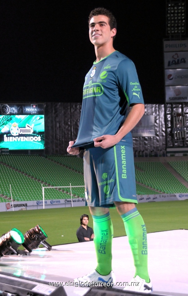 El jersey de visitante de los Guerreros es de color azul acero brillante, nunca antes visto en el futbol mexicano.