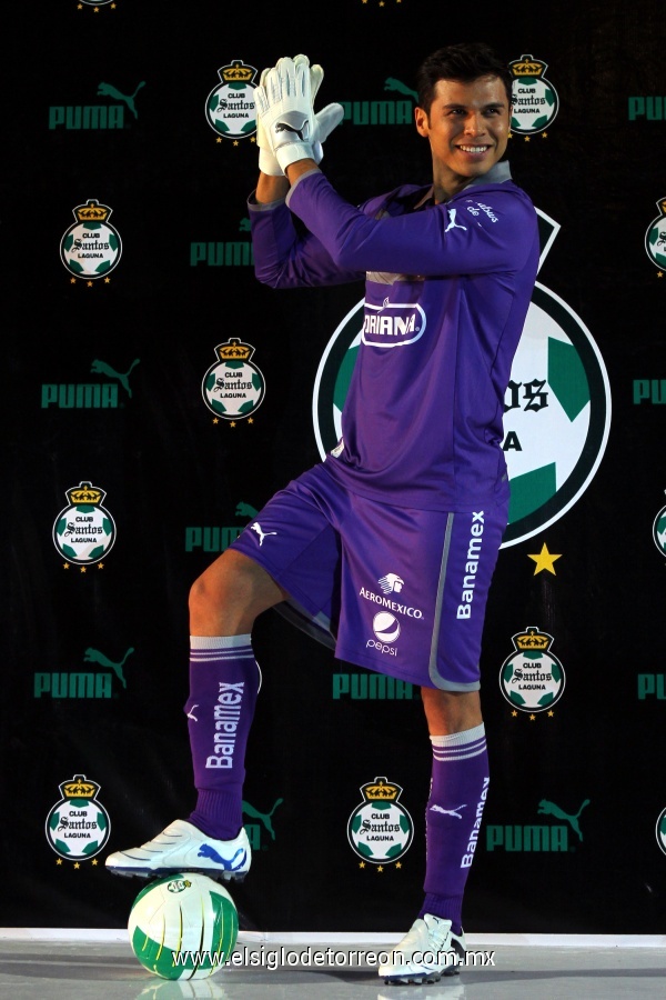 El primer uniforme de portero es un jersey de color morado con vivos grises, al igual que short y medias, el cual también resulta novedoso.