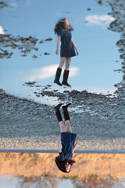 La fotógrafa japonesa, Natsumi Hayashi, encontró la manera de volver un salto en una levitación.