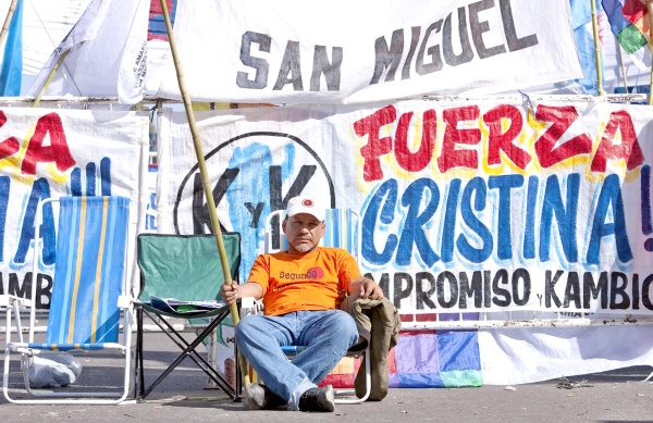 'Estamos acá desde anoche apoyando a la compañera Cristina. El proyecto popular y nacional depende de ella y nos vamos a quedar hasta que ella salga de acá, el tiempo que sea necesario', dijo a Efe Luis, de 25 años, militante de las juventudes peronistas.