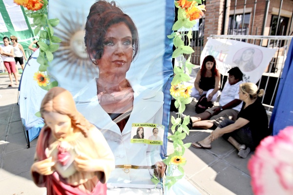 También instalaron 'santuarios' con imágenes de Cristo y la virgen de Luján, patrona de Argentina, donde se reza por la 'pronta recuperación' de la jefa del Estado.