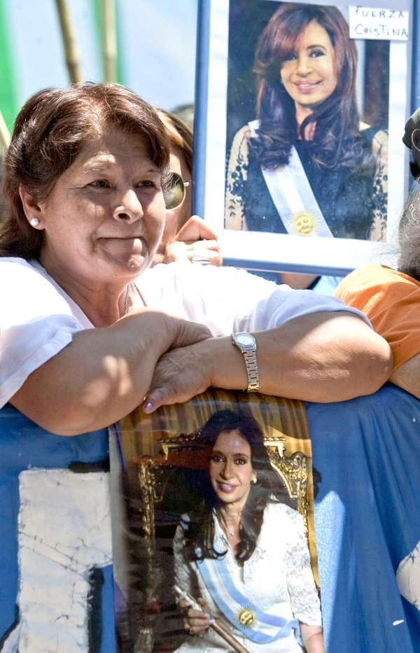 Los manifestantes alternaron los cánticos peronistas y el 'avanti morocha' con otros en los que advirtieron a 'los gorilas' (antiperonistas) de que 'se va a armar' un gran 'quilombo' (bronca) 'si la tocan a Cristina'.