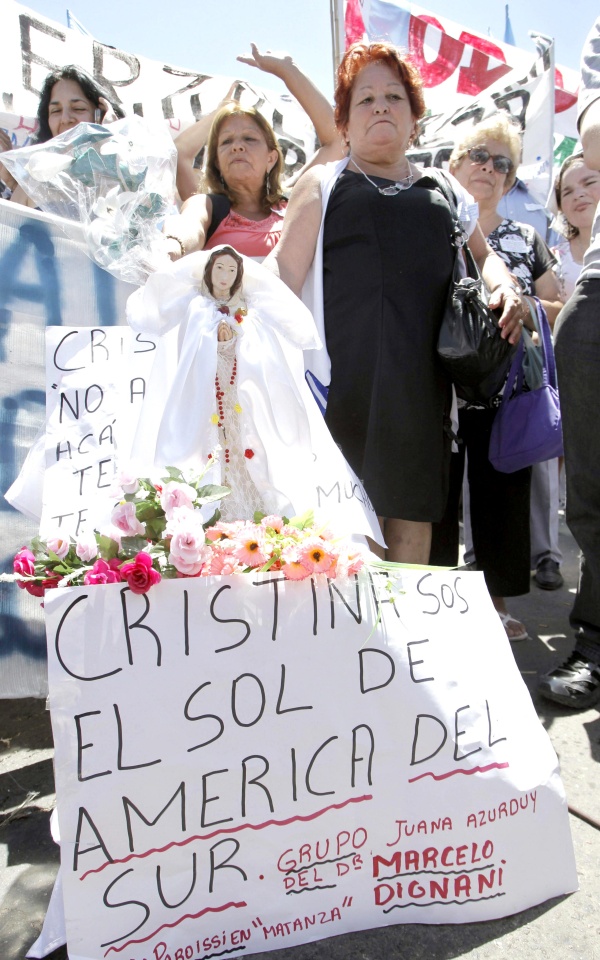 Los manifestantes, la mayoría jóvenes, han 'matado el tiempo' entonando cánticos en favor de Fernández, entre ellos el 'avanti morocha' popularizado durante la campaña proselitista para las elecciones generales de octubre pasado, en las que la mandataria logró la reelección con una aplastante victoria.