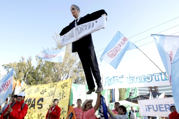 Las pancartas llevan leyendas tales como 'hoy la fuerza de tu pueblo te desea una pronta mejora: Fuerza morocha', 'Avanti morocha' o 'Kristina todos a tu lado', y acompañan a un enorme muñeco de Néstor Kirchner instalado junto a tres grandes flores de cartón con la leyenda 'Fuerza morocha'.