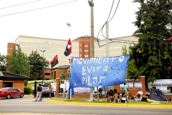 Centenares de militantes oficialistas entonaron cánticos de apoyo y rezaron por la salud de la presidenta argentina, Cristina Fernández, frente al hospital de la periferia de Buenos Aires.