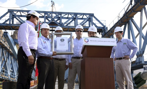 El presidente de México, Felipe Calderón, recibe el Récord Guiness por el puente atirantado mas alto de LA.