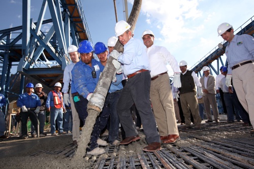 El presidente Felipe Calderón colocó el último segmento del Puente Baluarte Bicentenario de la carretera Mazatlán-Durango.