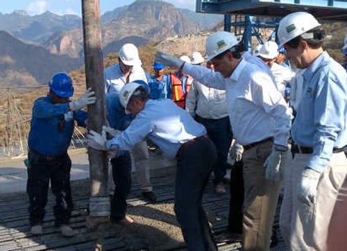 El presidente Felipe Calderón en su visita, colocó una pieza del Puente Baluarte.