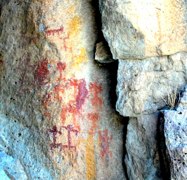 Se trata de imágenes que aluden a rituales de paso, curación, petición de lluvias o de culto a los cerros, que fueron hechas por antiguas sociedades de cazadores-recolectores que ocuparon esa zona durante el primer milenio de nuestra era (siglos I al X d.C.).