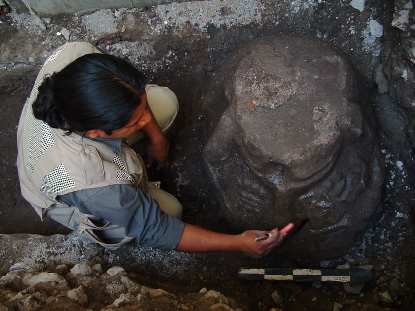 Evitar afectaciones al patrimonio cultural enterrado y recuperar la vasta información histórica que guarda cada vestigio, es la labor del Salvamento Arqueológico, del Instituto Nacional de Antropología e Historia (INAH), que celebra este 2012, 40 años de intensa actividad en favor del patrimonio de México.