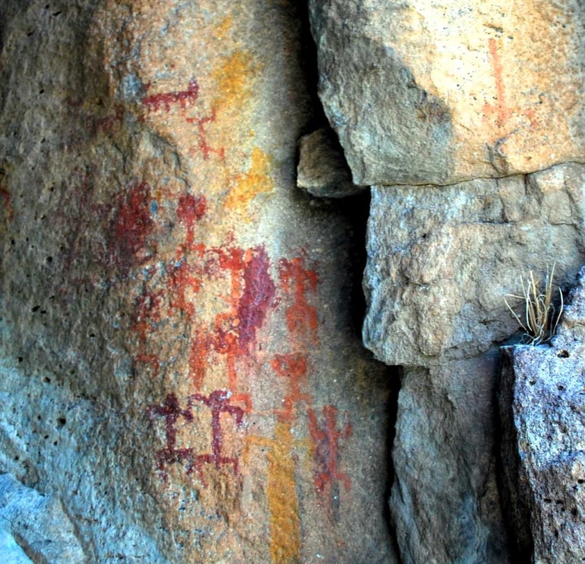 Investigadores del Instituto Nacional de Antropología e Historia (INAH) descubrieron en el noreste de Guanajuato más de tres mil motivos pictóricos rupestres, distribuidos en 40 sitios rocosos.