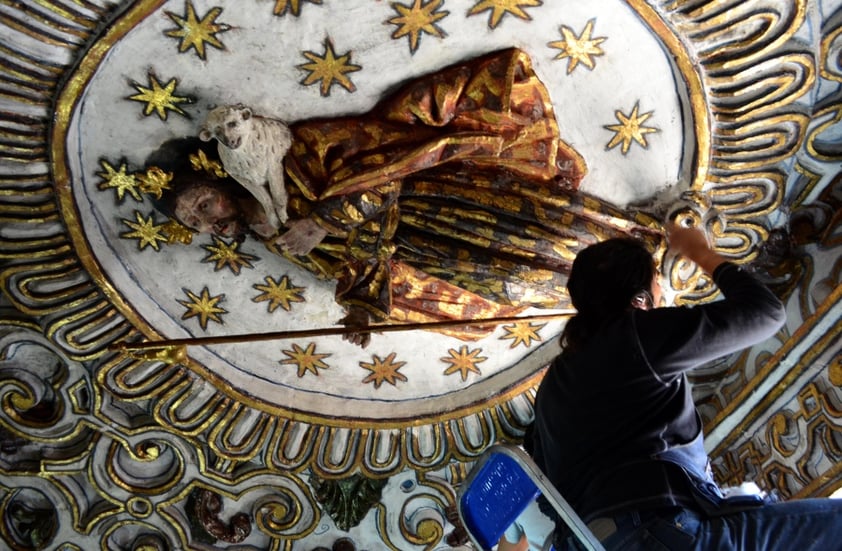 Resultado de dos años de trabajo de restauración, cinco retablos, diversos relieves barrocos y 14 pinturas de mediano y gran formato de la Capilla del Santo Cristo, en el municipio de Tlacolula de Matamoros, Oaxaca, fueron atendidos por especialistas del Instituto Nacional de Antropología e Historia (INAH-Conaculta), con lo que se concluye la primera etapa de conservación de este patrimonio cultural creado en los siglos XVII y XVIII.