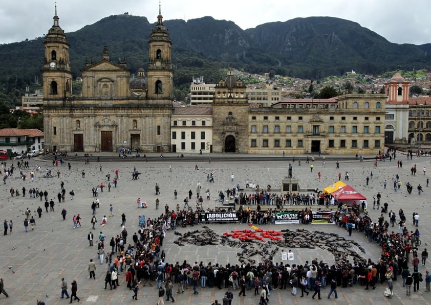 BOG07. BOGOTÁ (COLOMBIA), 09/02/2012.- Unas 70 personas semidesnudas y pintadas de rojo y negro se manifiestan para reclamar el fin de las corridas de toros en el país hoy, jueves 9 de febrero de 2012, en la Plaza de Bolívar de Bogotá (Colombia). El debate antitaurino resucitó en Colombia a mediados de enero cuando arrancó la temporada de toros en una de sus plazas predilectas, la de Santamaría en Bogotá, y tuvo su germen en la decisión del nuevo alcalde capitalino, Gustavo Petro, de no ocupar el palco de la Alcaldía. EFE/Mauricio Dueñas